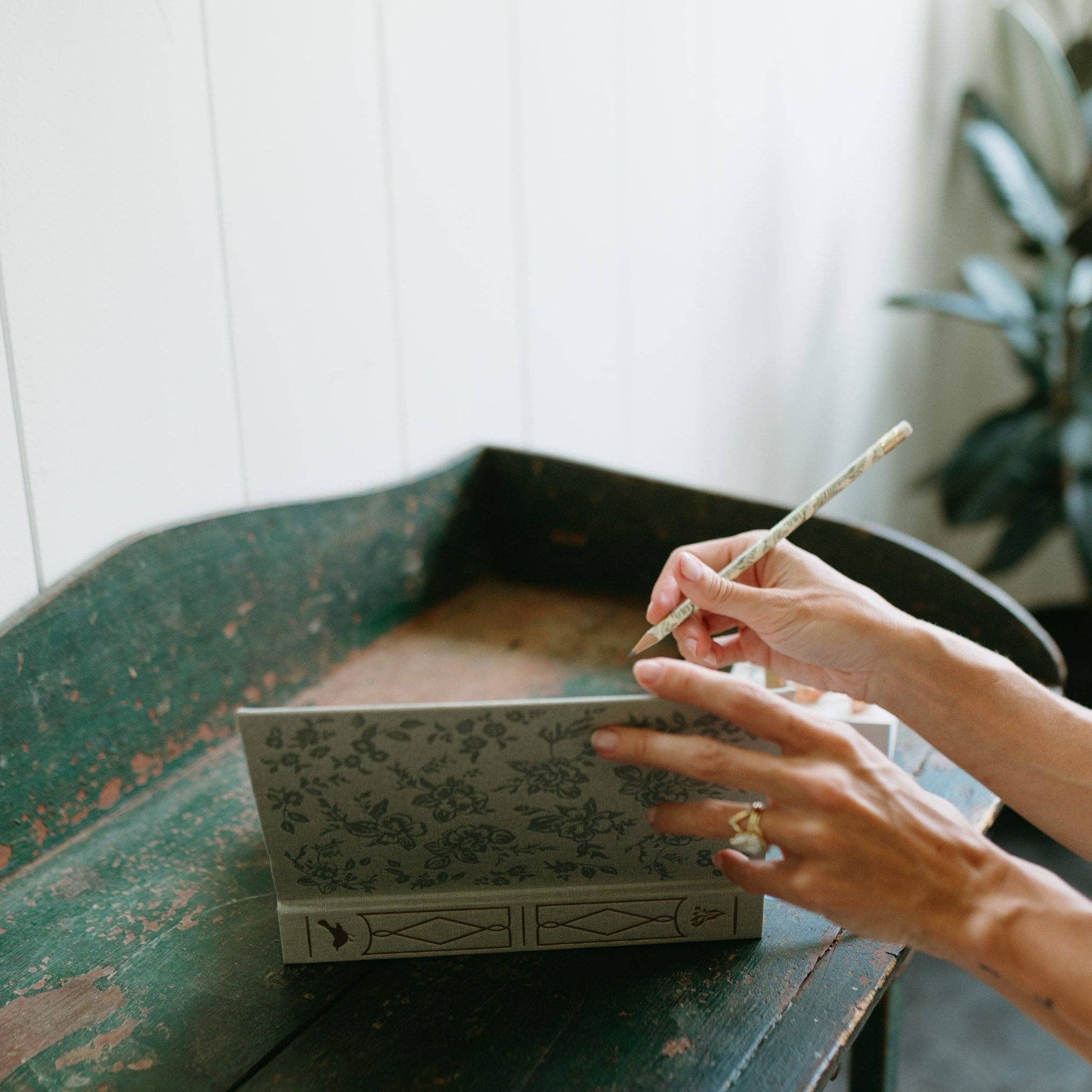Flowerie SHOP Embossed Green Floral Sketchbook