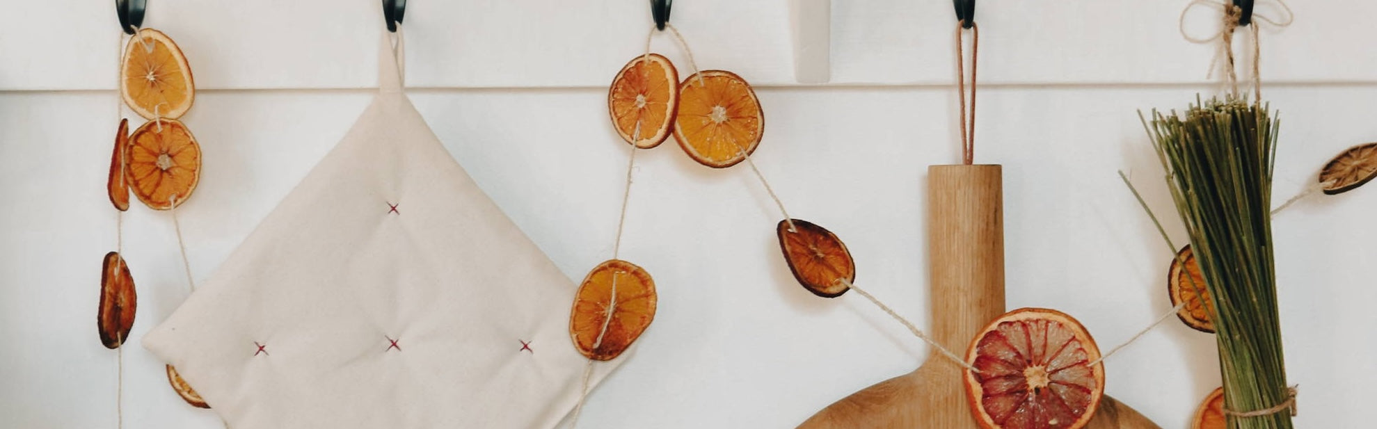 A Simple Citrus Garland for the Holidays