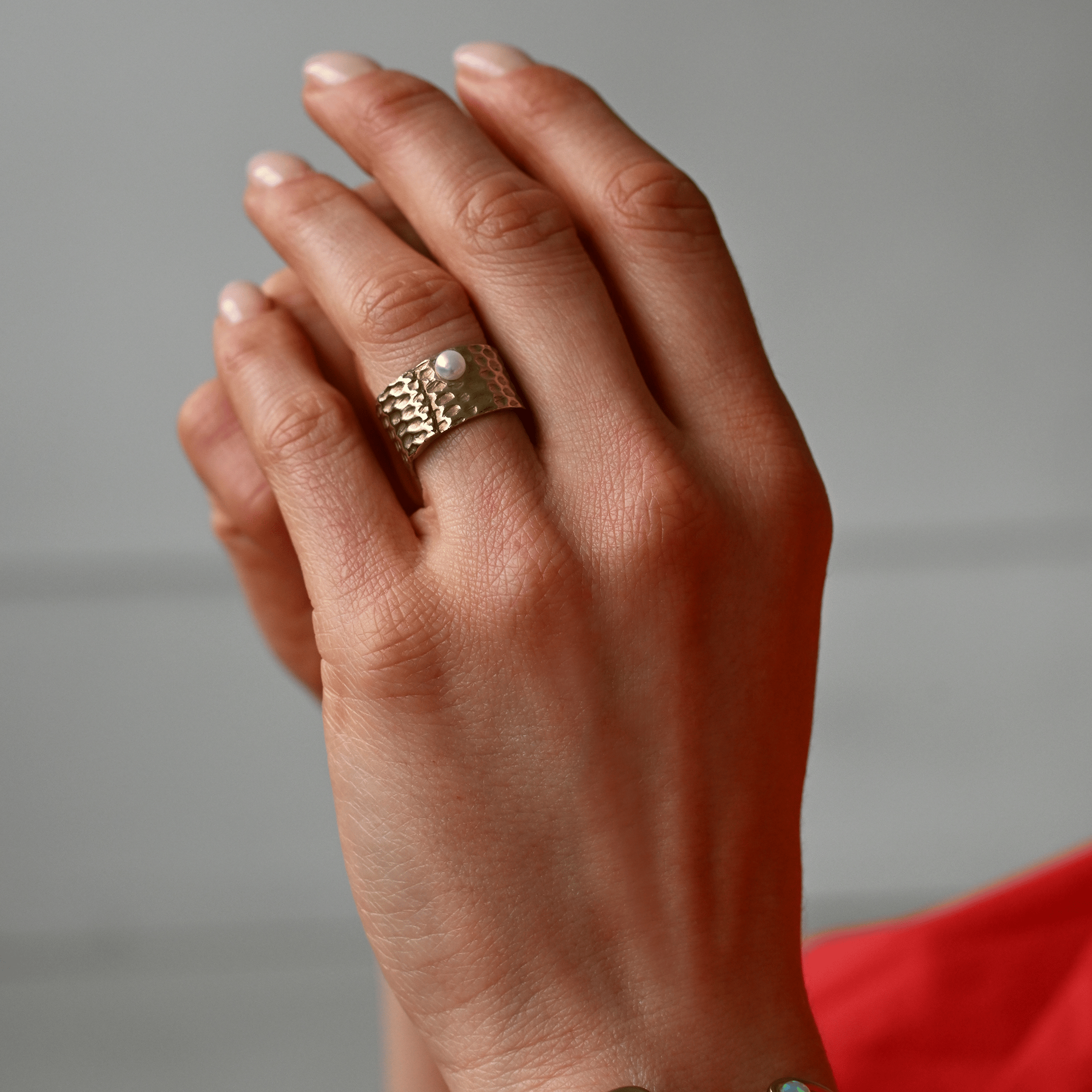 8.6.4 SHOP Pearl & Brass Ring